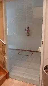Faixa para porta de vidro transparente